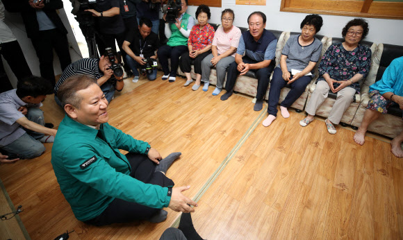 이상민 행정안전부 장관이 26일 오후 경북 영주시 단산면 단곡2리 노인회관 이재민 임시주거시설을 찾아 이재민들과 대화하고 있다. 2023.7.26 연합뉴스