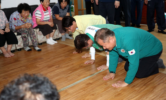 이상민 행정안전부 장관이 26일 오후 경북 영주시 단산면 단곡2리 노인회관 이재민 임시주거시설을 찾아 이재민들에게 큰절하고 있다. 2023.7.26 연합뉴스