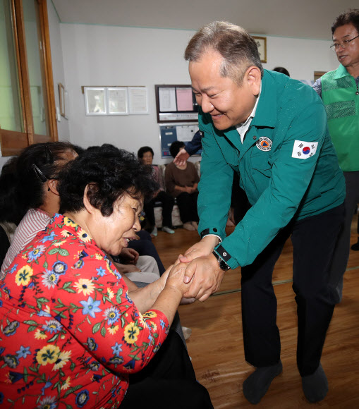 이상민 행정안전부 장관이 26일 오후 경북 영주시 단산면 단곡2리 노인회관 이재민 임시주거시설을 찾아 이재민들과 인사하고 있다. 2023.7.26 연합뉴스