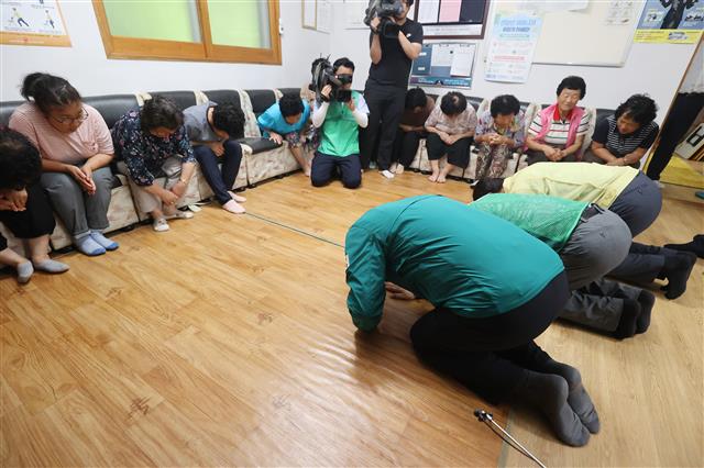 이상민 행정안전부 장관이 26일 오후 경북 영주시 단산면 이재민 임시주거시설로 사용되는 단곡2리 마을회관을 찾아 집중호우와 산사태로 피해를 입은 주민과 만나 큰절을 올리고 있다. 2023.7.26. 뉴스1