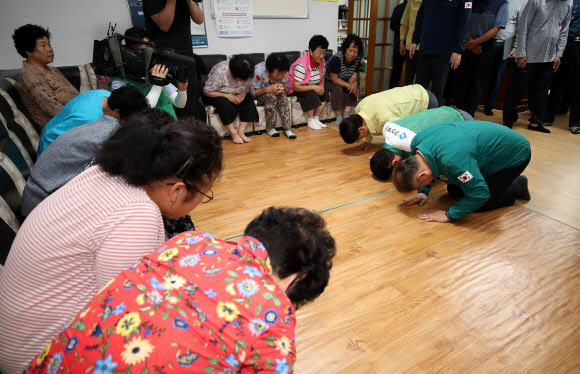 이상민 행정안전부 장관이 26일 오후 경북 영주시 단산면 단곡2리 노인회관 이재민 임시주거시설을 찾아 이재민들에게 큰절하고 있다. 2023.7.26 연합뉴스