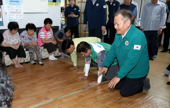 이상민 행정안전부 장관이 26일 오후 경북 영주시 단산면 단곡2리 노인회관 이재민 임시주거시설을 찾아 이재민들에게 큰절하고 있다. 2023.7.26 연합뉴스