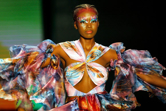 25일(현지시간) 콜롬비아 메데인에서 열린 ‘메데인 패션 위크’ 콜롬비아모다(Colombiamoda)에서 볼리바리아나 교황 대학교(UPB) 학생들이 만든 의상을 모델이 선보이고 있다. AFP 연합뉴스