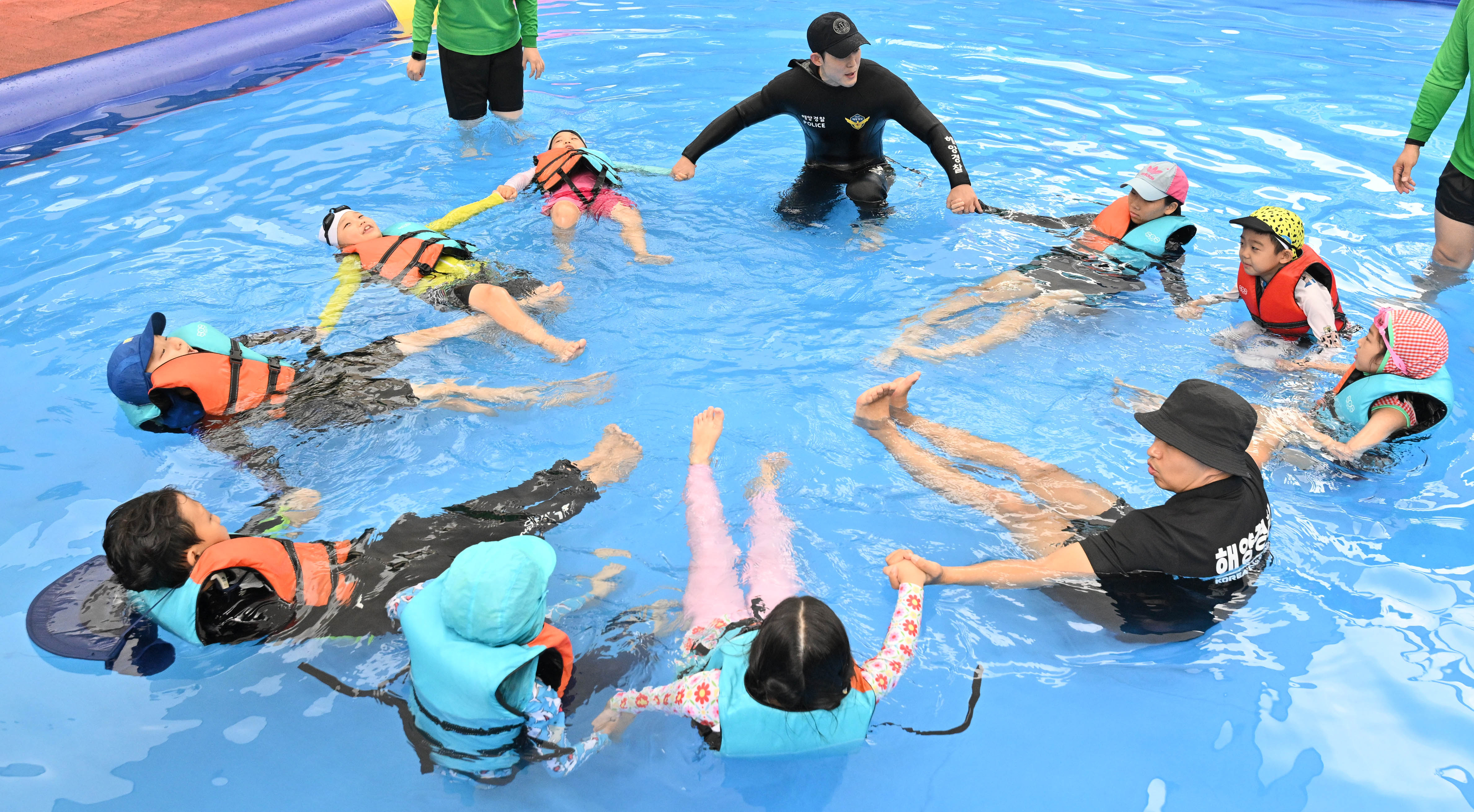 “물놀이 사고 막아라”… 생존 수영 배우는 어린이들