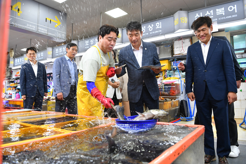 안병윤(왼쪽 네 번째) 부산시 행정부시장이 중구 자갈치시장에서 상인과 대화하고 있다. 부산시 제공