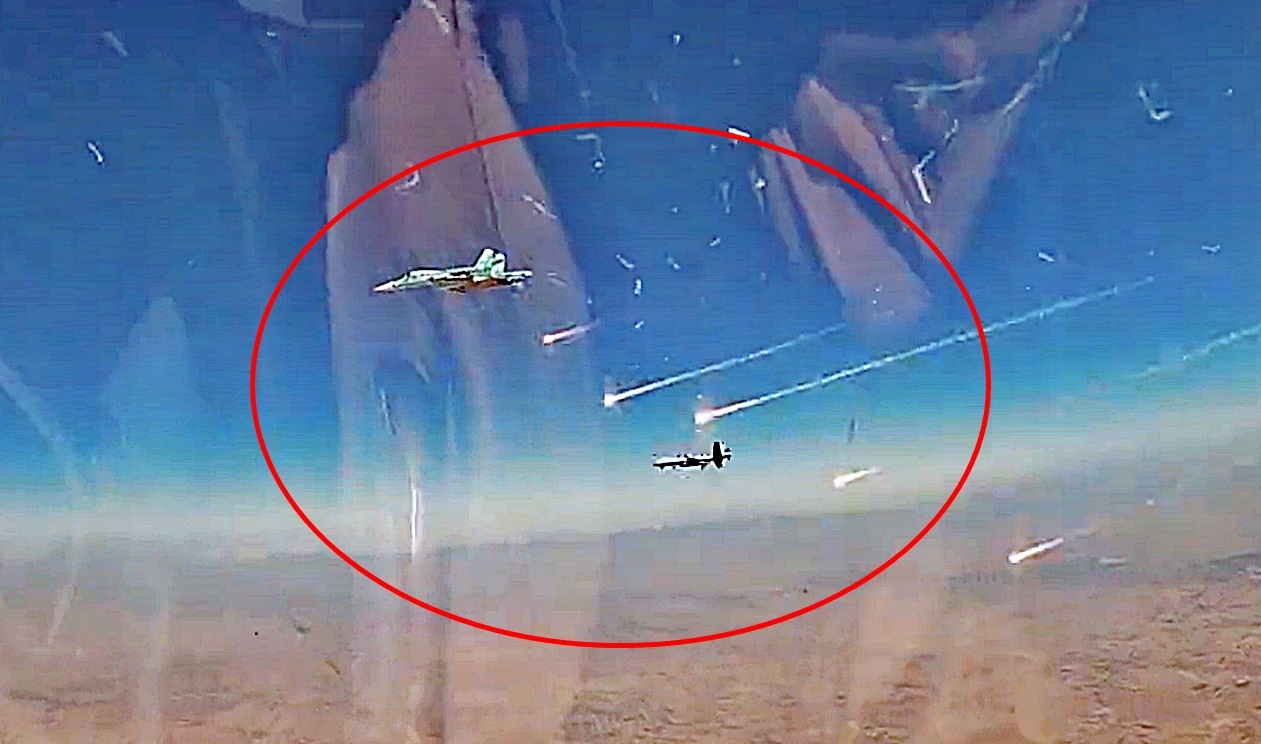 러시아 전투기가 시리아 상공에서 미군 MQ-9 ‘리퍼’ 드론(무인기)에 미사일 회피용 섬광탄을 쏘고 있다.