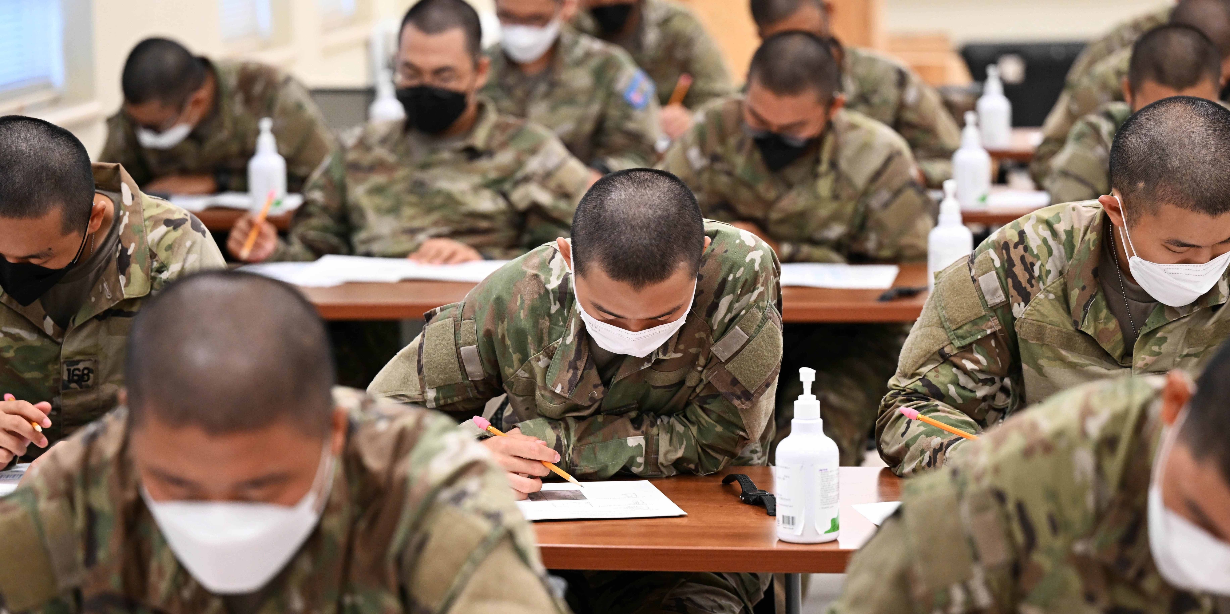 교육생들이 생방·구급법·독도법·통신·사격술 등을 다룬 병기본훈련 시험을 치르고 있다.