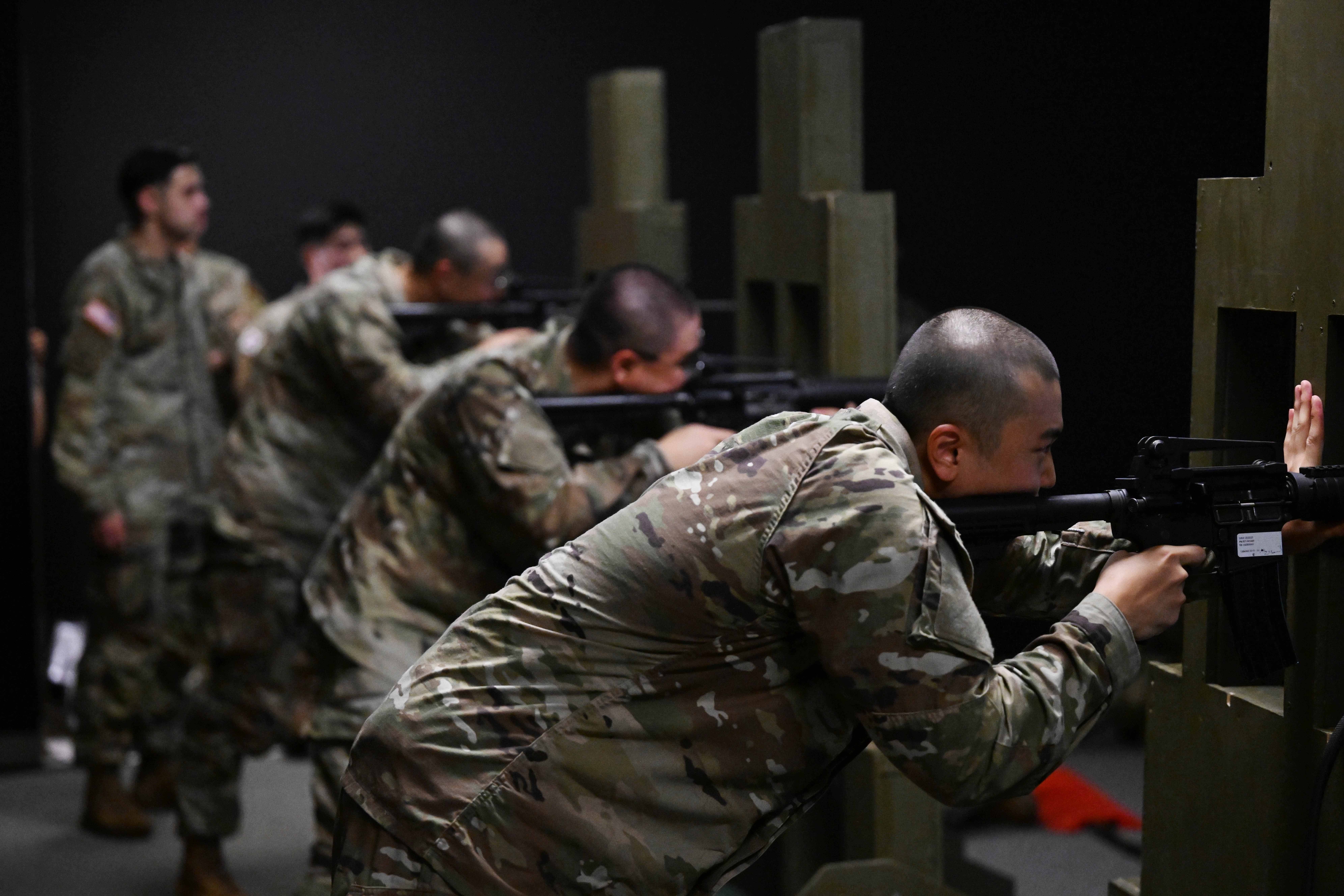 교육생들이 미군 교관의 지시에 따라 사격 훈련을 하고 있다.