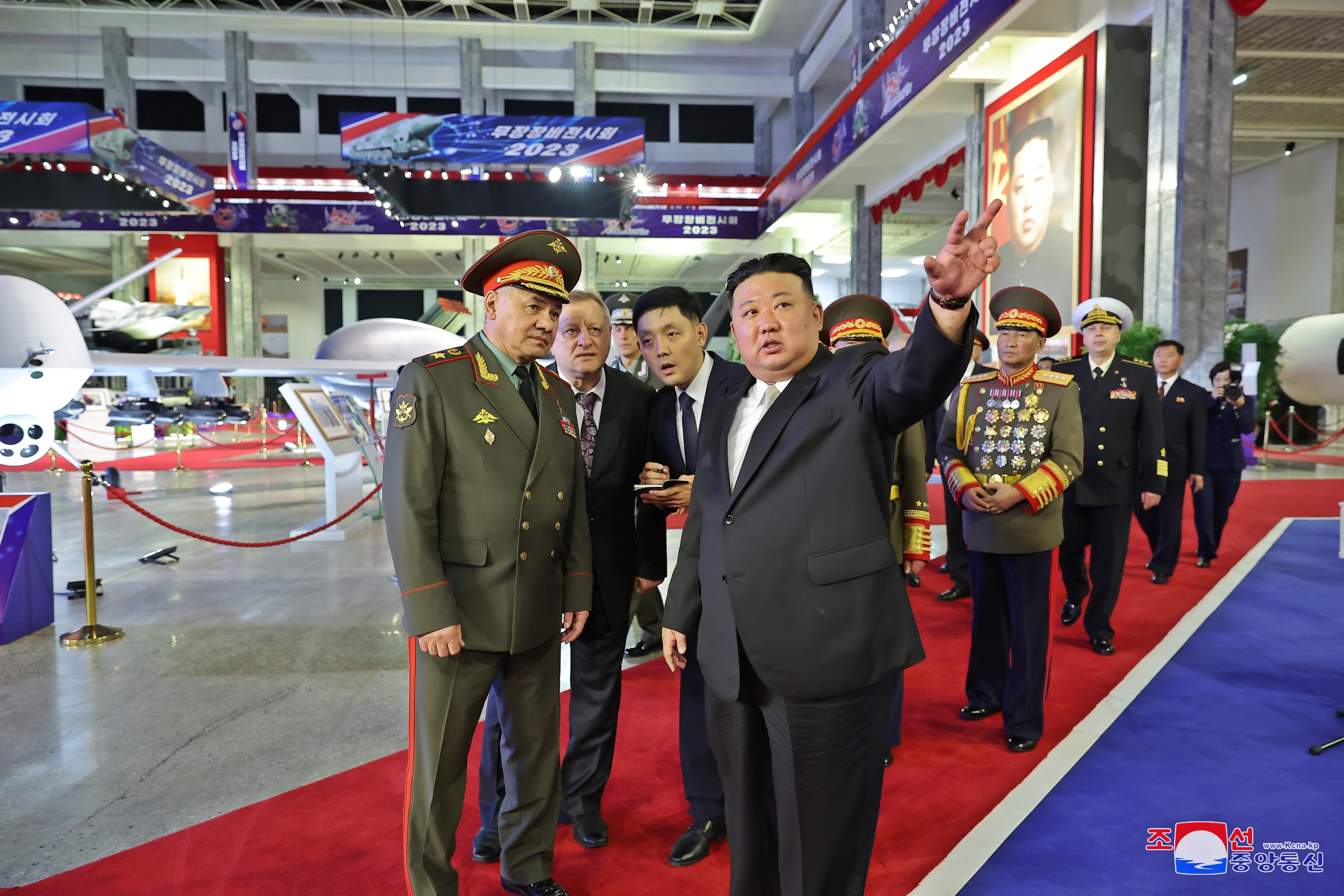 북한 김정은, 러 국방장관과 무기전시회 참관