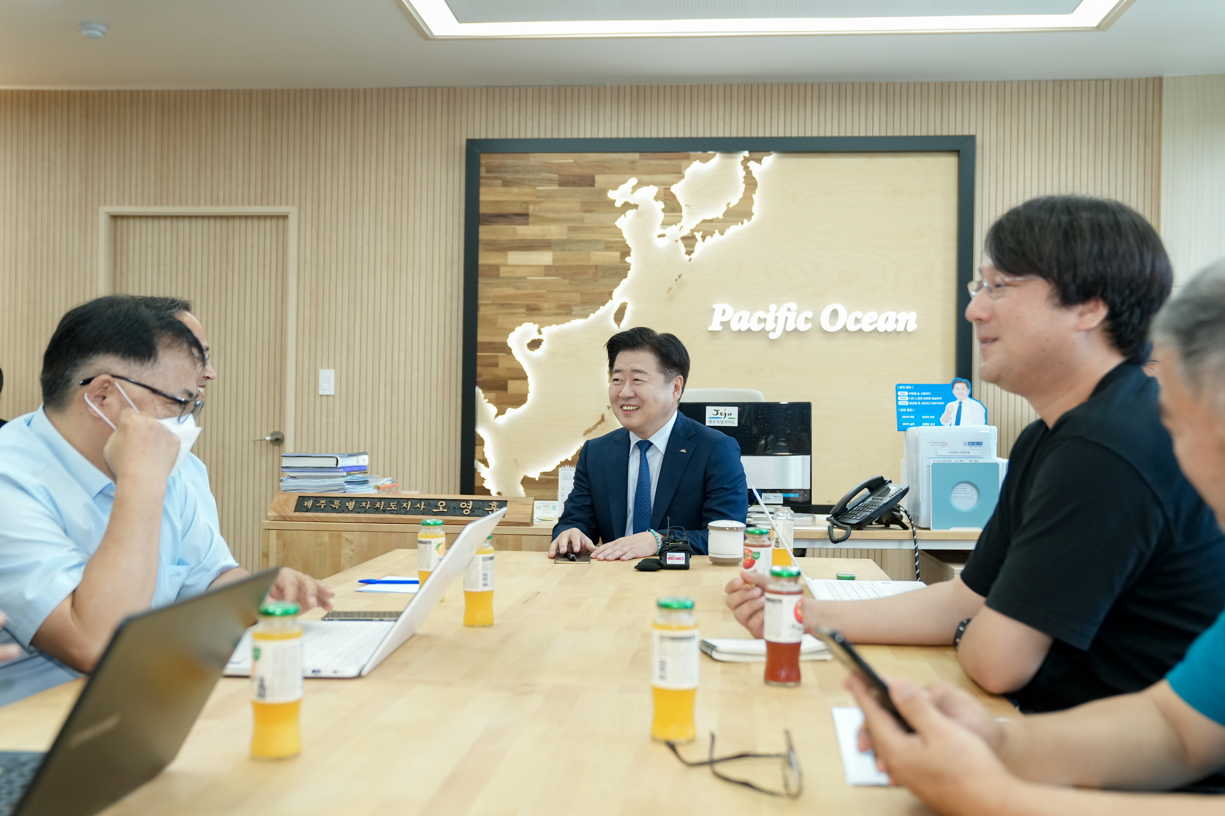 오영훈 제주도지사가 27일 도청 집무실에서 기자들과의 첫 티타임을 하며 활짝 웃고 있다. 제주도 제공