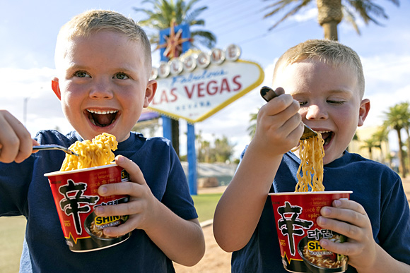 ‘신라면’을 먹고 있는 미국 어린이들. 농심 제공