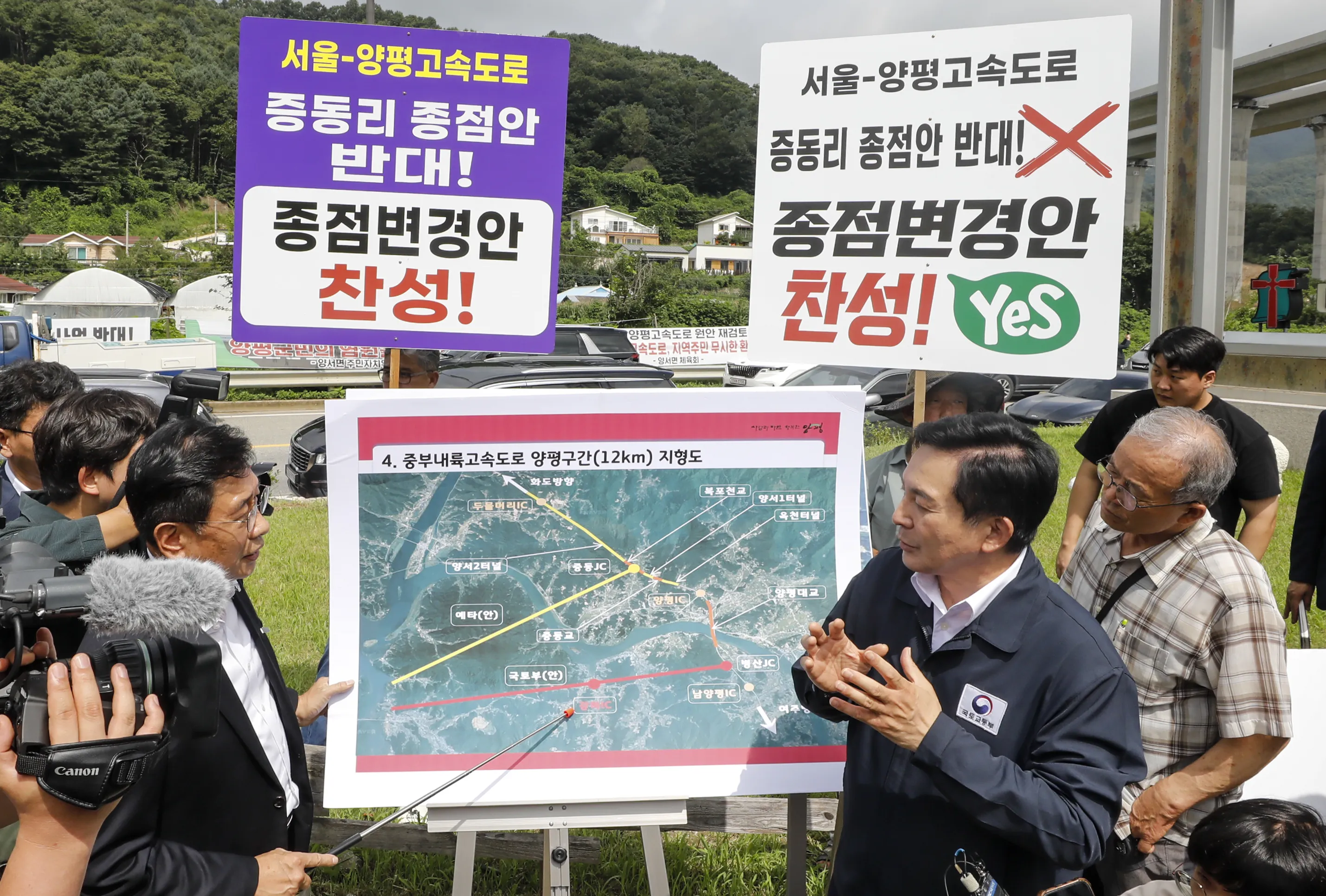 서울~양평 고속도로의 예비타당성조사 노선 종점이 있는 경기 양평군에서 열린 주민간담회에서 원희룡(오른쪽) 국토교통부 장관이 발언하는 모습.
뉴스1