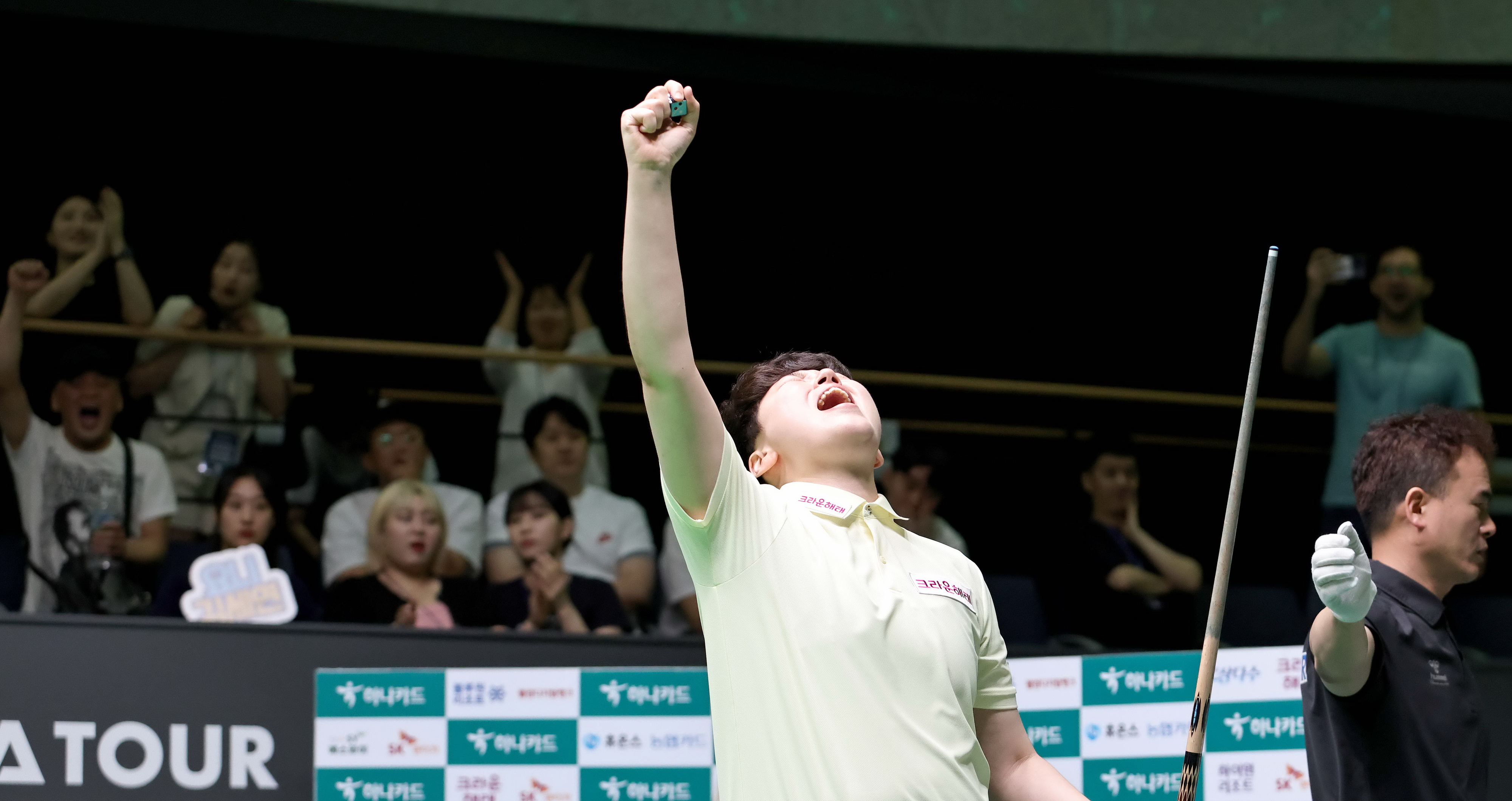 벡민주가 ‘절친’ 김세연과의 PBA 투어 하나카드 챔피언십 결승 마지막 7세트 막판 그림같은 3뱅크샷으로 4-3승을 확정한 뒤 팔을 번쩍 들어 포효하고 있다. [PBA 제공]