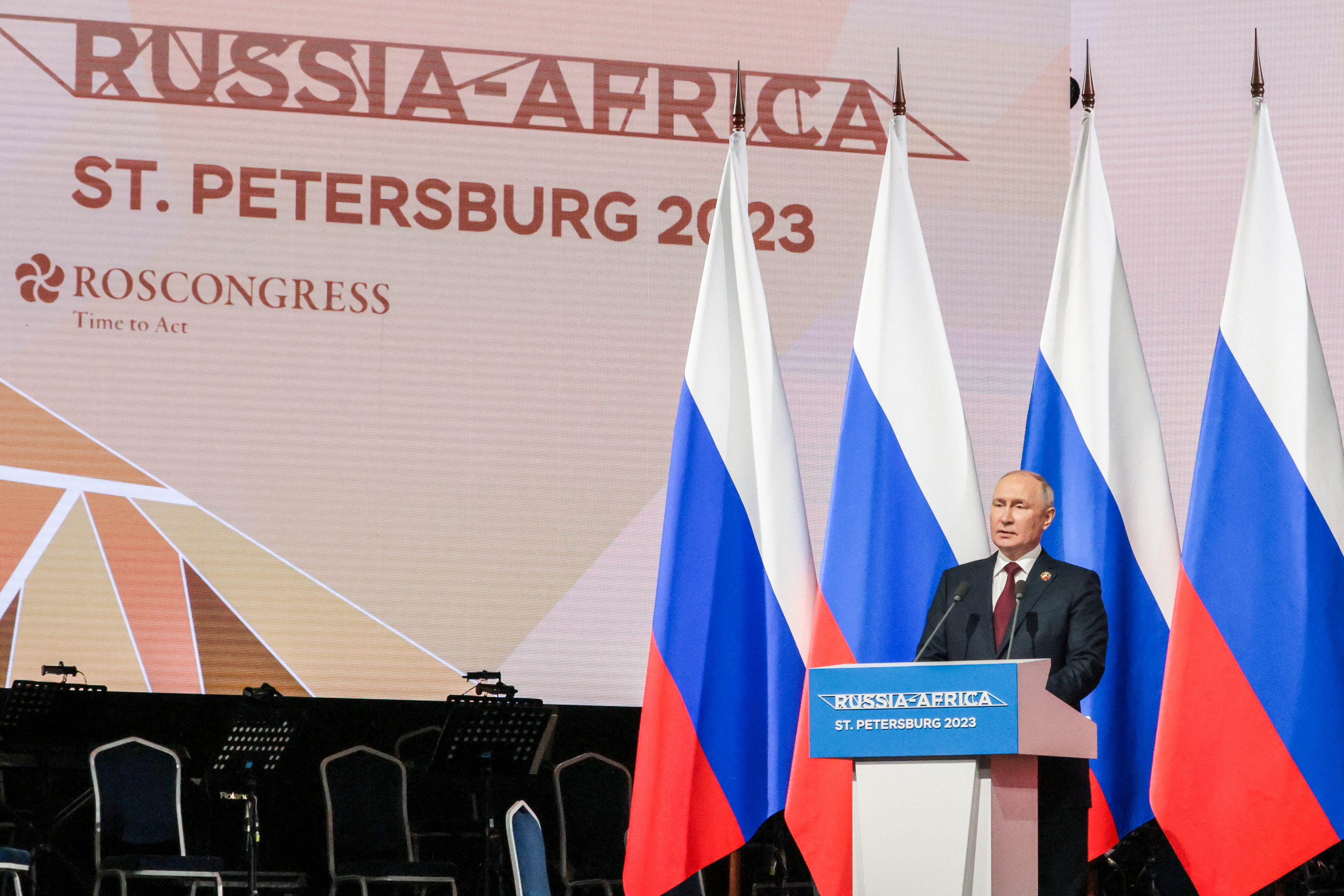 블라디미르 푸틴 러시아 대통령이 27일(현지시간) 러시아 상트페테르부르크에서 열린 제2회 러시아-아프리카 정상회의 환영행사에서 아프리카연합(AU) 정상 및 사절단이 지켜보는 가운데 연설하고 있다. 2023.7.27 TASS/AP연합뉴스