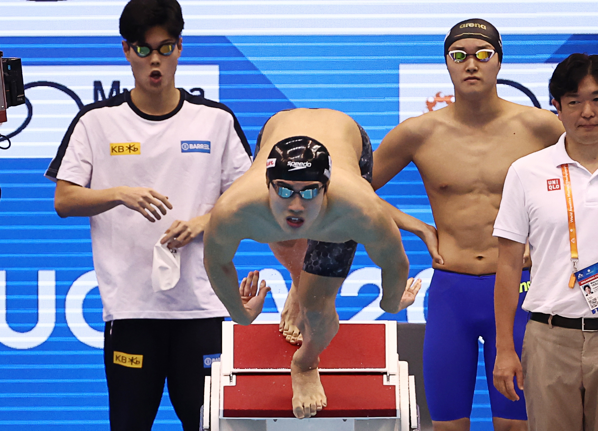 한국 계영 대표팀 황선우가 28일 일본 후쿠오카 마린 메세 후쿠오카홀에서 열린 2023 세계수영선수권 남자 계영 800ｍ 예선 경기에서 출발하고 있다.