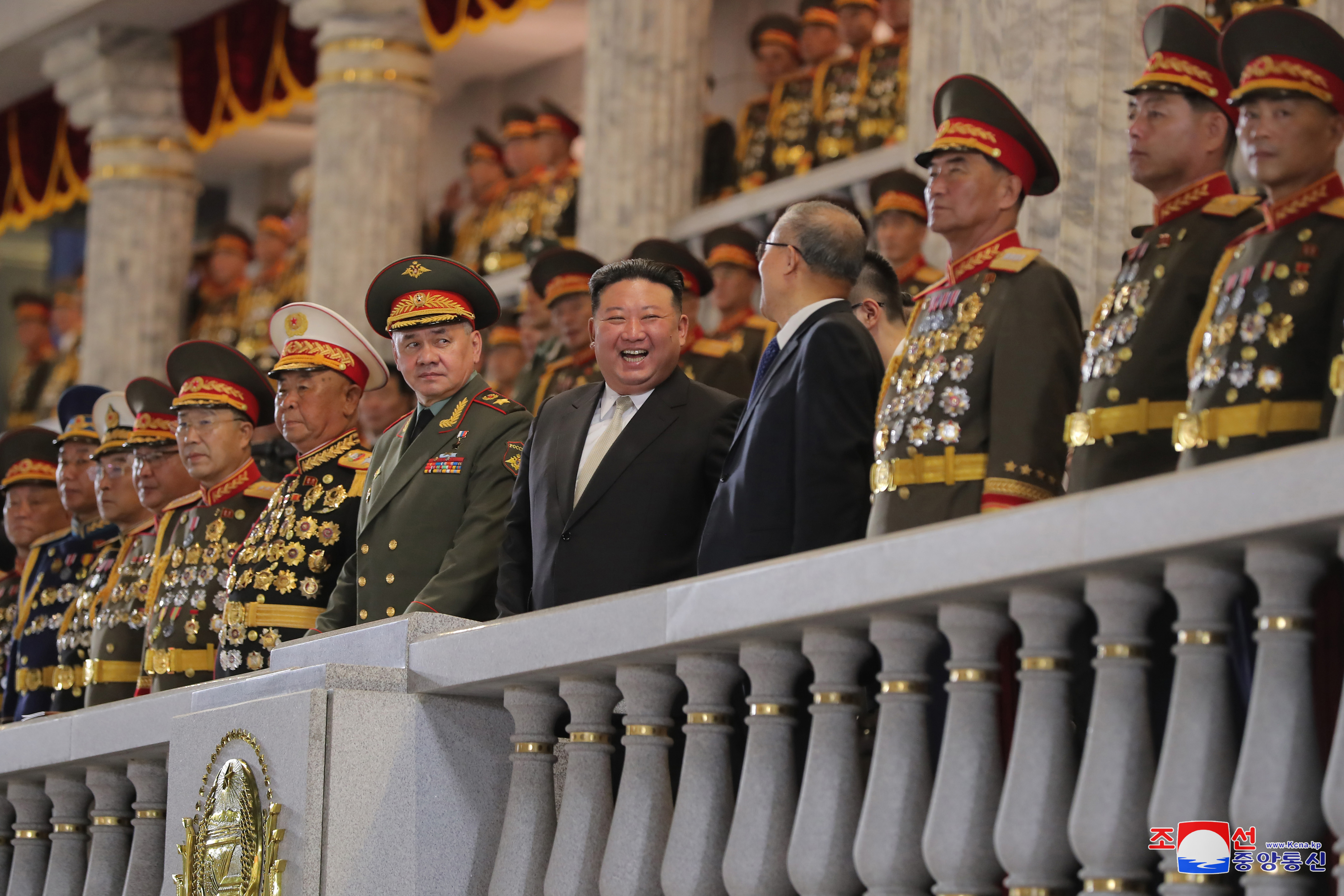 북한이 ‘전승절’(6ㆍ25전쟁 정전협정기념일) 70주년인 지난 27일 저녁 평양 김일성광장에서 열병식을 개최했다고 조선중앙통신이 28일 보도했다. 조선중앙통신 연합뉴스