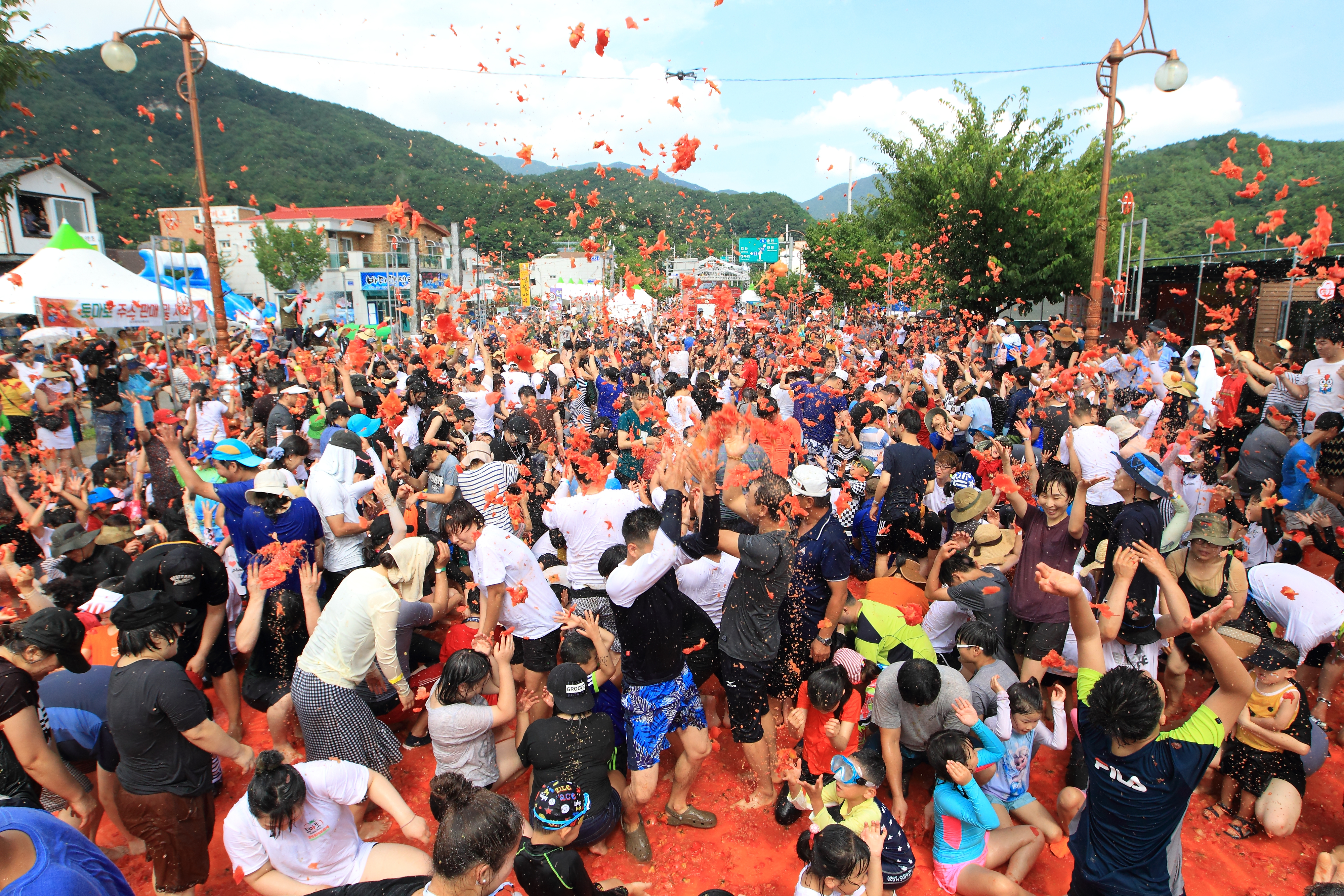 2023 화천 토마토축제가 다음 달 3일부터 6일까지 나흘간 사내면 사창리 문화마을 일대에서 열린다. 사진은 예전 축제 모습. 화천군 제공