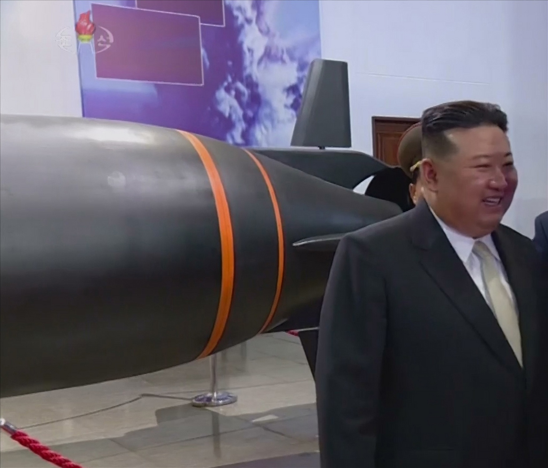 김정은 뒤 검은 물체는…핵어뢰 ‘해일’로 추정