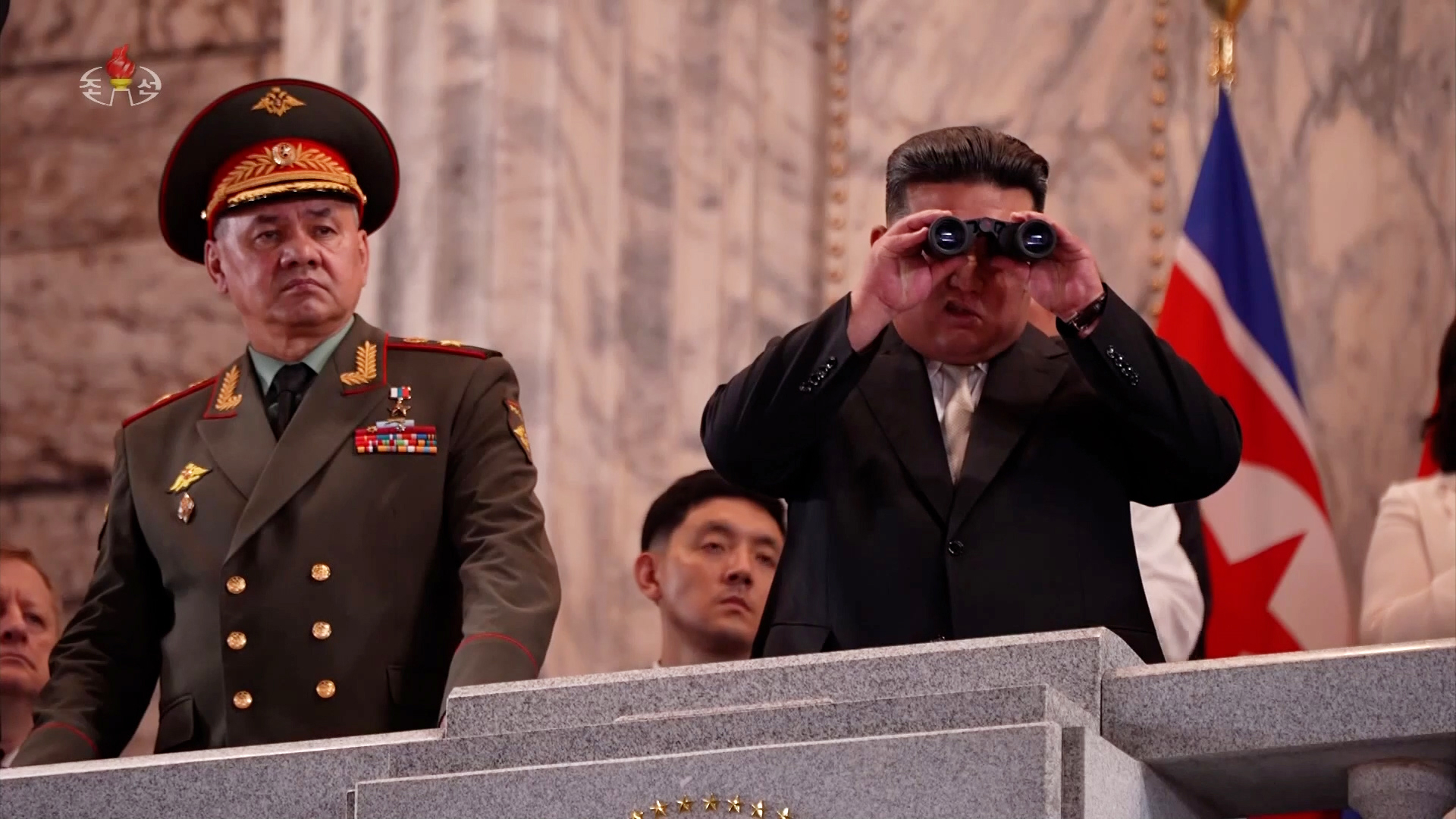 쌍안경으로 열병식 장면 보는 북한 김정은