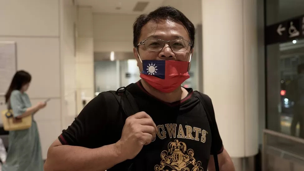 지난 24일 중국 베이징 서우두 국제공항 출국 심사대를 통과한 뒤 기자들에게 1400일 남짓 만에 출국하는 감격을 털어놓는 대만 기업인 리멍추. 대만 국기를 담은 마스크를 쓴 것은 출국 심사를 마친 뒤였을 것이다. 영국 BBC 홈페이지 캡처