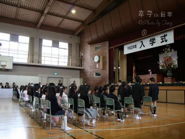극도의 스트레스와 과도한 업무량, 교권 하락 등으로 인해 정신 질환 증세를 호소하며 이직한 일본 교사들의 수가 급증하면서 일본 교육계에서도 대책 마련이 시급하다는 지적이 나왔다. 요미우리신문 캡처