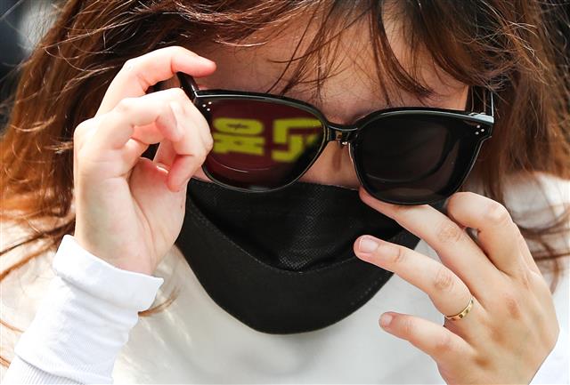 29일 서울 종로구 정부서울청사 인근 도로에서 열린 서이초 교사 추모식 및 교사생존권을 위한 집회에서 한 참가자가 추모 영상을 보며 흐르는 눈물을 닦고 있다. 2023.7.29. 뉴스1