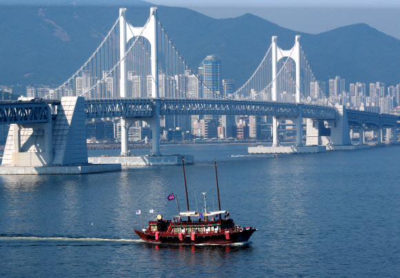 조선통신사선 출항 세리머니 행사가 열린 29일 오후 부산 앞바다에 조선통신사선이 시범 운항을 하고 있다. 다음 달 1일 조선통신사선은 1811년 조선통신사의 12차 사행 이후 212년 만에 일본으로 떠날 예정이다. 2023.7.29 연합뉴스