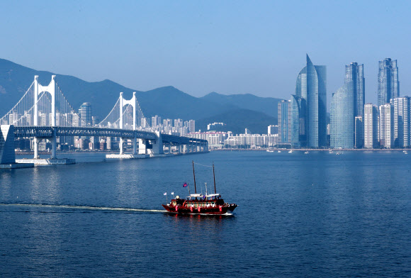 조선통신사선 출항 세리머니 행사가 열린 29일 오후 부산 앞바다에 조선통신사선이 시범 운항을 하고 있다. 다음 달 1일 조선통신사선은 1811년 조선통신사의 12차 사행 이후 212년 만에 일본으로 떠날 예정이다. 2023.7.29 연합뉴스