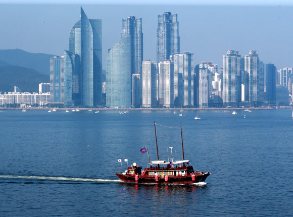 조선통신사선 출항 세리머니 행사가 열린 29일 오후 부산 앞바다에 조선통신사선이 시범 운항을 하고 있다. 다음 달 1일 조선통신사선은 1811년 조선통신사의 12차 사행 이후 212년 만에 일본으로 떠날 예정이다. 2023.7.29 연합뉴스