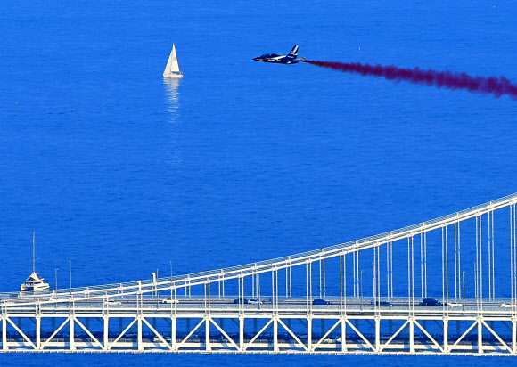 공군 특수비행팀 블랙이글스가 29일 오후 부산 상공에서 정전70주년을 맞아 열리는 ‘나이트레이스 인 부산, 어메이징 70 행사’를 축하하는 기념 비행을 하고 있다. 2023.7.29 연합뉴스