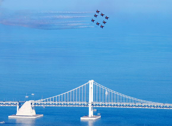 공군 특수비행팀 블랙이글스가 29일 오후 부산 상공에서 정전70주년을 맞아 열리는 ‘나이트레이스 인 부산, 어메이징 70 행사’를 축하하는 기념 비행을 하고 있다. 2023.7.29 연합뉴스