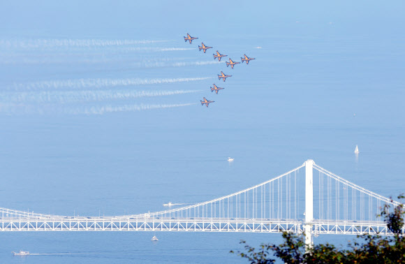 공군 특수비행팀 블랙이글스가 29일 오후 부산 상공에서 정전70주년을 맞아 열리는 ‘나이트레이스 인 부산, 어메이징 70 행사’를 축하하는 기념 비행을 하고 있다. 2023.7.29 연합뉴스