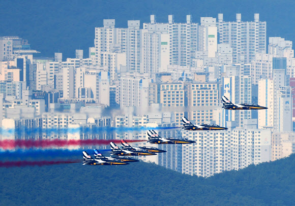 공군 특수비행팀 블랙이글스가 29일 오후 부산 상공에서 정전70주년을 맞아 열리는 ‘나이트레이스 인 부산, 어메이징 70 행사’를 축하하는 기념 비행을 하고 있다. 2023.7.29 연합뉴스