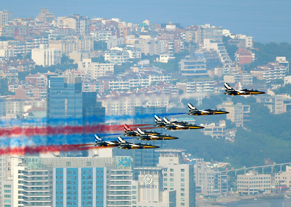 공군 특수비행팀 블랙이글스가 29일 오후 부산 상공에서 정전70주년을 맞아 열리는 ‘나이트레이스 인 부산, 어메이징 70 행사’를 축하하는 기념 비행을 하고 있다. 2023.7.29 연합뉴스