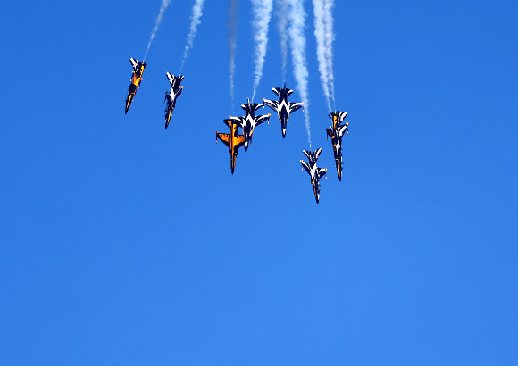 공군 특수비행팀 블랙이글스가 29일 오후 부산 상공에서 정전70주년을 맞아 열리는 ‘나이트레이스 인 부산, 어메이징 70 행사’를 축하하는 기념 비행을 하고 있다. 2023.7.29 연합뉴스