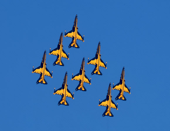 공군 특수비행팀 블랙이글스가 29일 오후 부산 상공에서 정전70주년을 맞아 열리는 ‘나이트레이스 인 부산, 어메이징 70 행사’를 축하하는 기념 비행을 하고 있다. 2023.7.29 연합뉴스