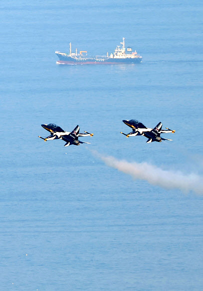 공군 특수비행팀 블랙이글스가 29일 오후 부산 상공에서 정전70주년을 맞아 열리는 ‘나이트레이스 인 부산, 어메이징 70 행사’를 축하하는 기념 비행을 하고 있다. 2023.7.29 연합뉴스