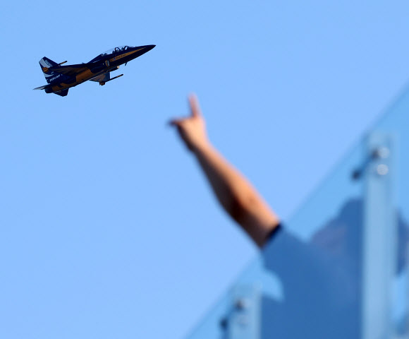 공군 특수비행팀 블랙이글스가 29일 오후 부산 상공에서 정전70주년을 맞아 열리는 ‘나이트레이스 인 부산, 어메이징 70 행사’를 축하하는 기념 비행을 하고 있다. 2023.7.29 연합뉴스