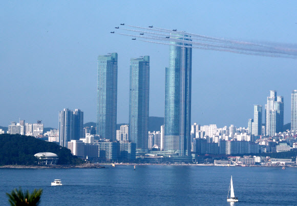 29일 부산 수영구 상공에서 공군 특수부대팀 블랙이글스가 정전 70주년을 맞아 열리는 ‘나이트레이스 인 부산, 어메이징 70’ 행사를 축하하는 기념 비행을 하고 있다. 2023.7.29 연합뉴스