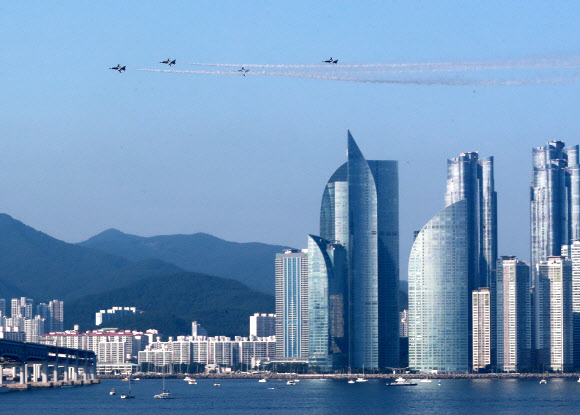 29일 부산 수영구 상공에서 공군 특수부대팀 블랙이글스가 정전 70주년을 맞아 열리는 ‘나이트레이스 인 부산, 어메이징 70’ 행사를 축하하는 기념 비행을 하고 있다. 2023.7.29 연합뉴스