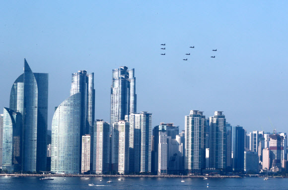 29일 부산 수영구 상공에서 공군 특수부대팀 블랙이글스가 정전 70주년을 맞아 열리는 ‘나이트레이스 인 부산, 어메이징 70’ 행사를 축하하는 기념 비행을 하고 있다. 2023.7.29 연합뉴스