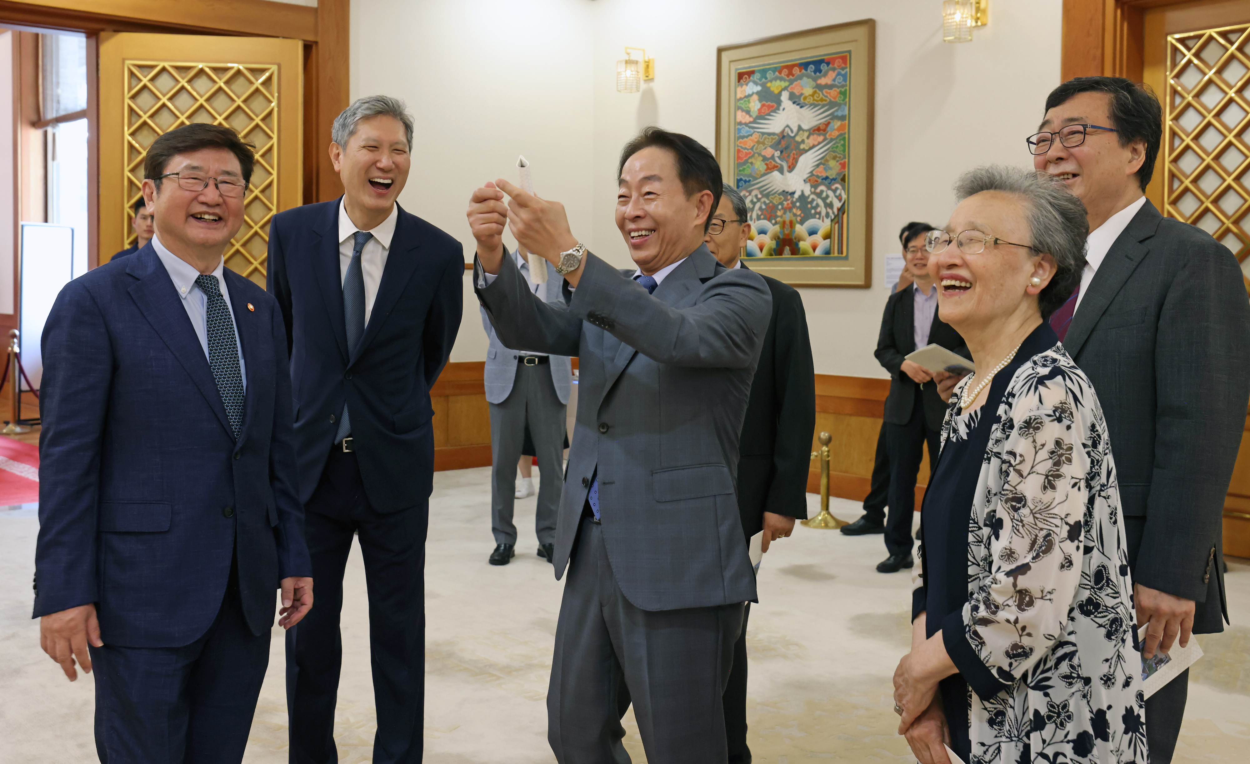 지난 29일 청와대를 찾은 역대 대통령 가족들이 청와대 개방 1주년 특별전시를 관람하며 즐거워하고 있다. 문체부 제공