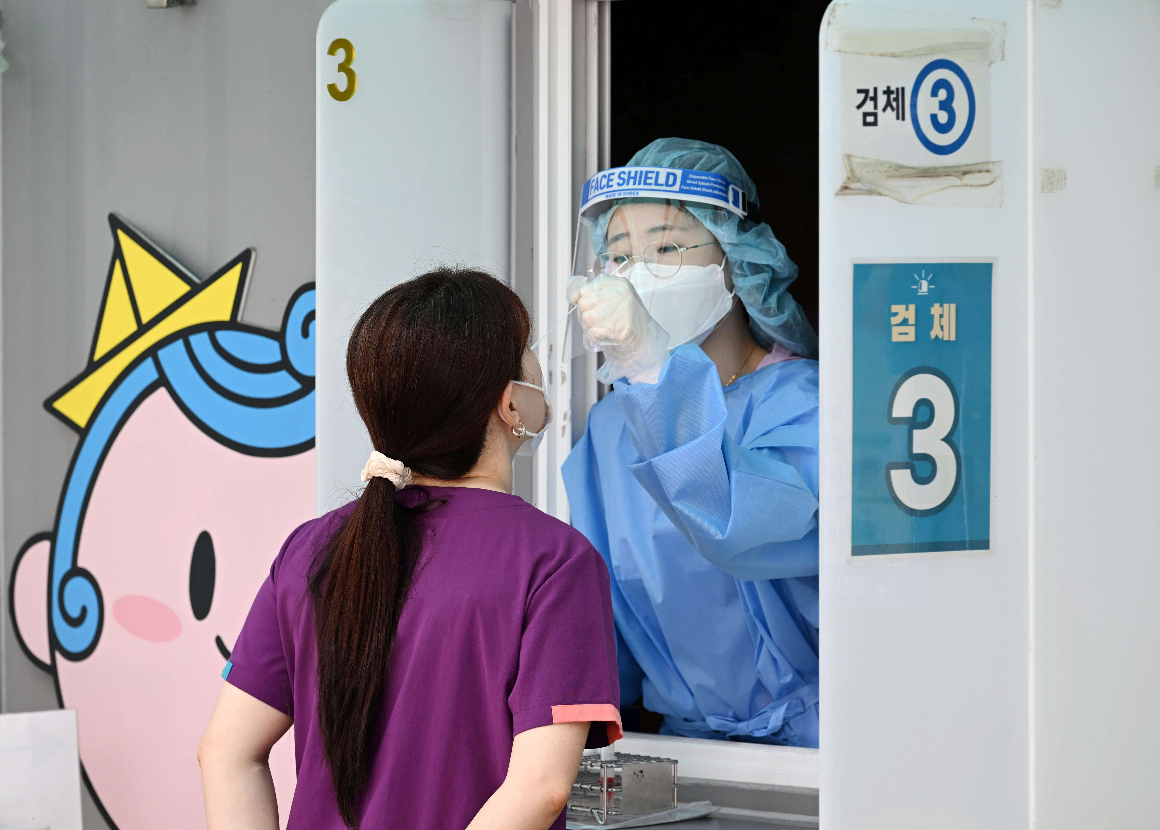코로나19 확진자가 급증하는 가운데 27일 오전 서울 광진구보건소 선별진료소를 찾은 사람들이 코로나 검사를 받고 있다. 2023.7.27. 도준석 기자