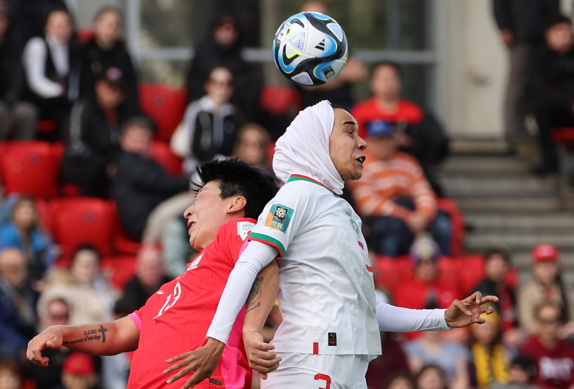 박은선이 30일 호주·뉴질랜드 여자 월드컵 H조 2차전 전반 26분 모로코 골문 앞에서 시도한 헤더가 골대를 외면하자 넘어져 엎드린 채 아쉬워하고 있다. [애들레이드 연합뉴스]