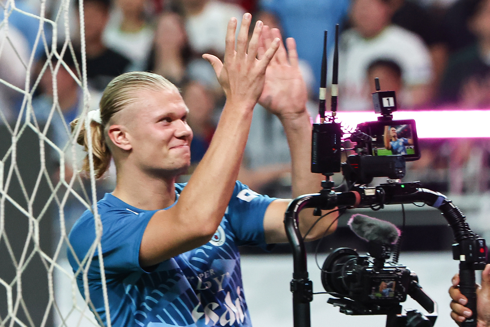 30일 서울월드컵경기장에서 열린 쿠팡플레이 시리즈 2차전 AT마드리드와 맨체스터 시티의 경기 종료 후 맨시티 홀란이 관중에 인사하고 있다. 연합뉴스