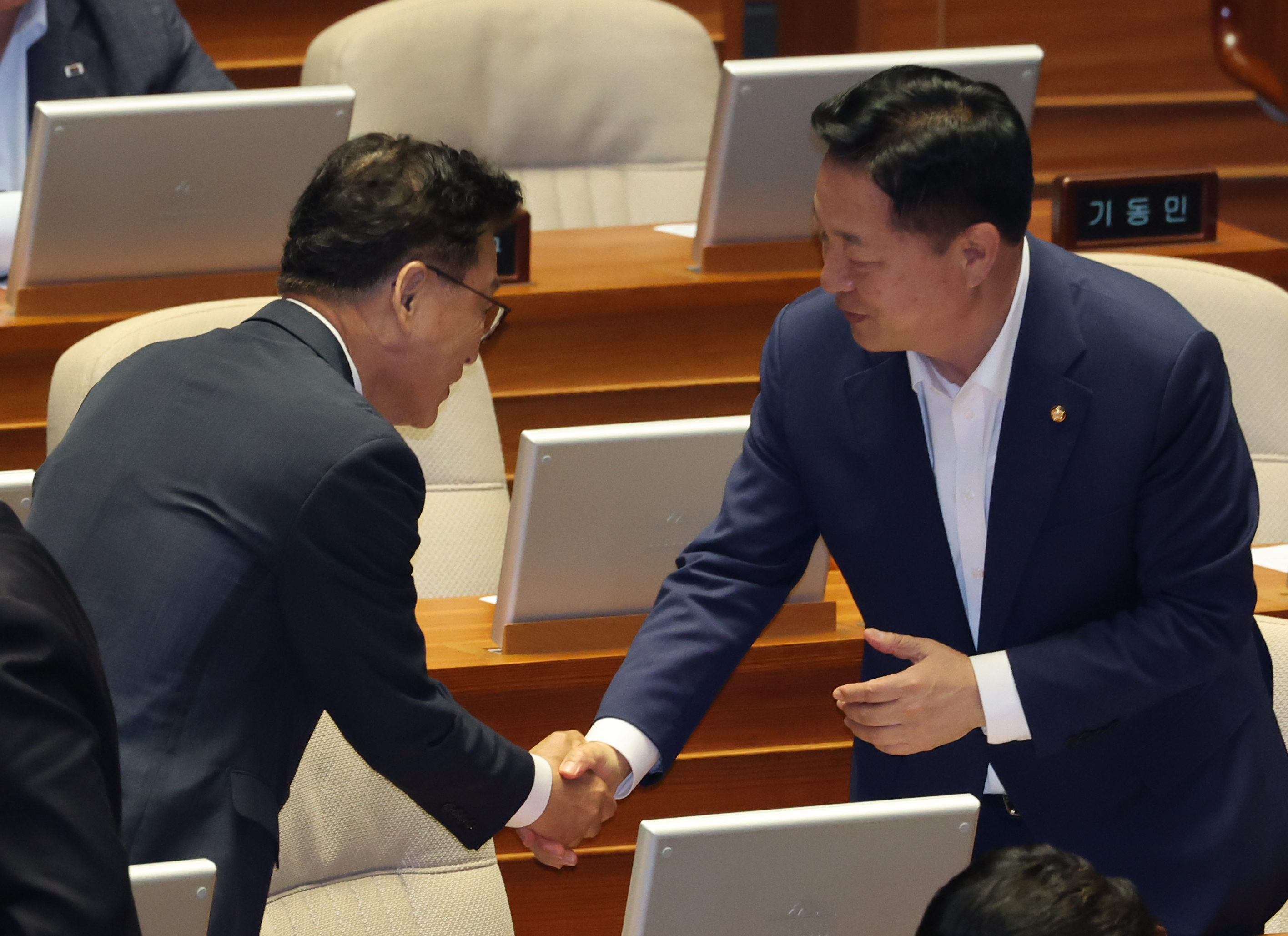 더불어민주당 김두관(오른쪽) 의원과 박광온 원내대표.