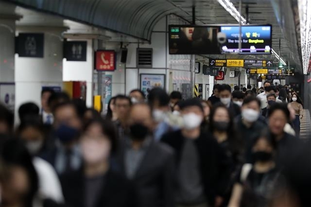 서울 종로구 지하철 5호선 광화문역에서 승객들이 발걸음을 옮기고 있다. 2023.5.11 뉴스1
