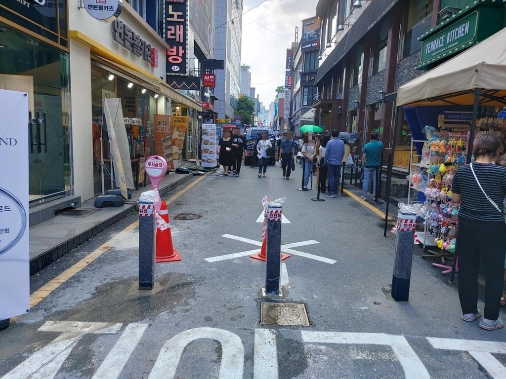 성심당 본점 앞에 설치된 길말뚝/대전 중부경찰서 제공.