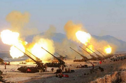 일제 사격중인 북한군 170mm 자주포. 로동신문 자료사진