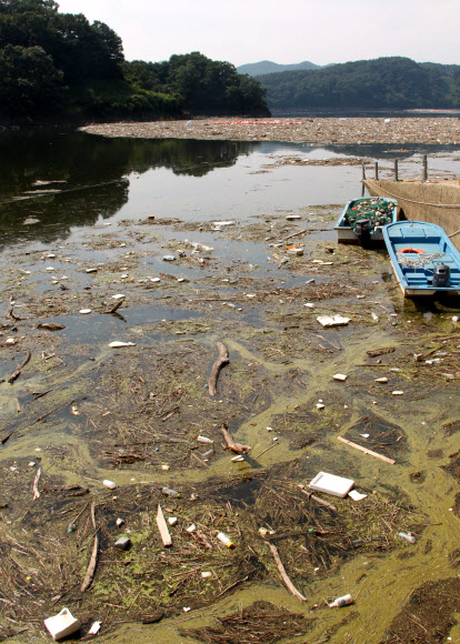 충북 옥천군 군북면 석호리 대청호에 장마 때 떠내려온 쓰레기가 거대한 섬을 이뤄 수면 위에 둥둥 떠 있다. 한국수자원공사 대청댐관리단은 쓰레기 수거에 2주일가량이 더 걸릴 것으로 내다봤다.2023.7.31 연합뉴스